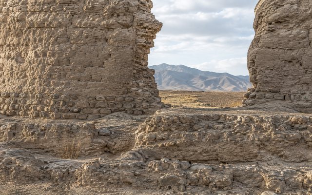Фактура сохранившейся глинобитной стены крепости