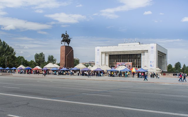 Памятник Манасу и Государственный исторический музей на площади Ала-Тоо