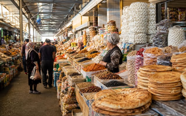 Сухофрукты, орехи, курут и лепешки на Ошском базаре