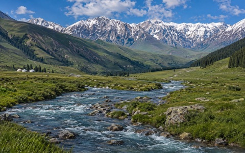 Зеленая долина и горы в ущелье Чункурчак