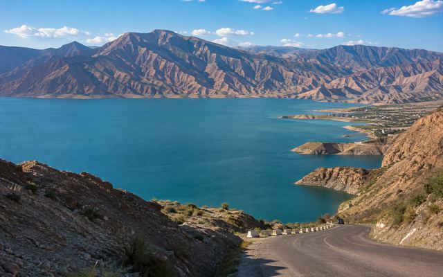 Панорама Токтогульского водохранилища и горных берегов