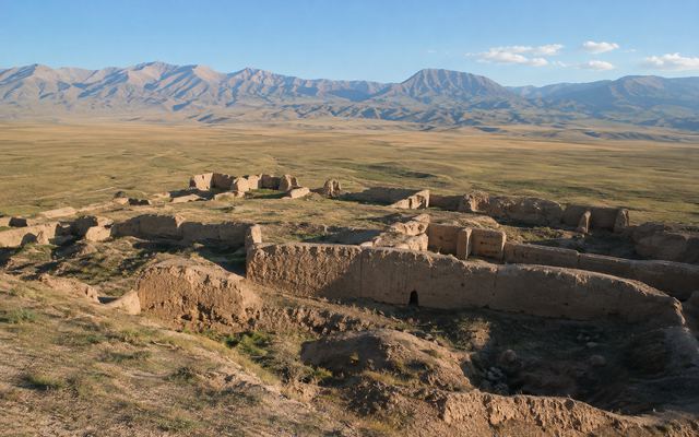 Глинобитные стены Кошой-Коргона в Ат-Башинской долине