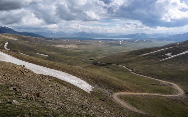Высокогорное плато за перевалом Молдо-Ашуу