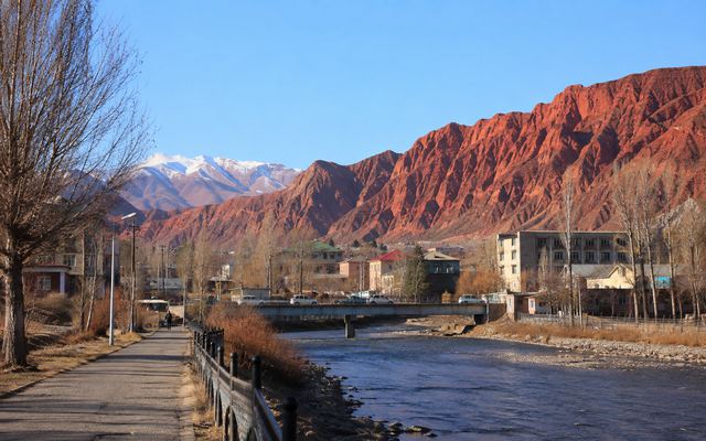 Городская улица Нарына у Красных гор