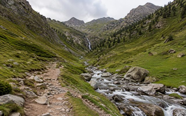 Горная тропа по пути к водопаду Шаар