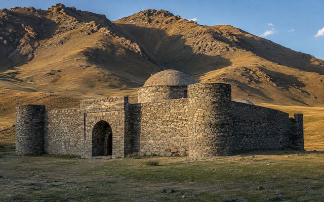 Каменный караван-сарай Таш-Рабат в долине Кара-Коюн