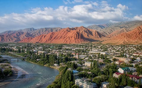 Нарын и панорама Красных гор — Нарынская область, Кыргызстан