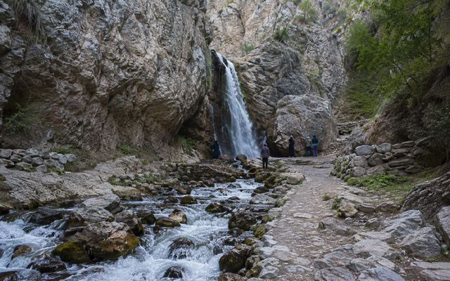 Водопад Абшир-Ата, выходящий из скальной стены ущелья