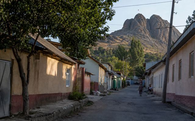 Старый городской квартал у подножия Сулайман-Тоо в Оше