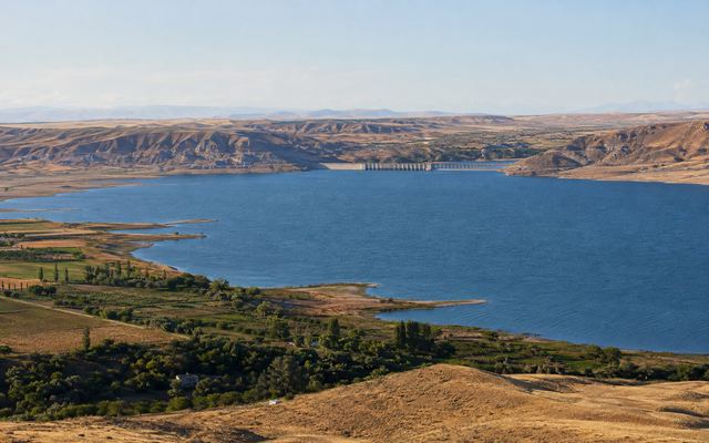 Панорама Кировского водохранилища и западной части Таласской долины