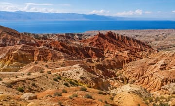 Красные и охристые формы каньона Сказка у озера Иссык-Куль
