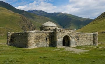 Каменный караван-сарай Таш-Рабат в высокогорной долине Нарына