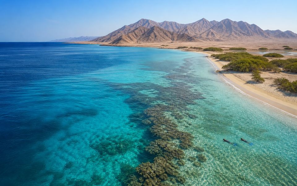 Коралловая лагуна, прозрачное море и пустынные горы побережья Марса-Алама