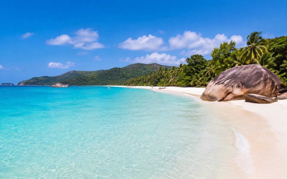 Пляж Anse Lazio, гранитные камни и пальмы Праслина