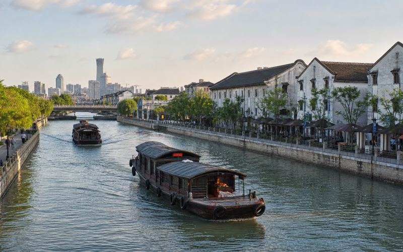 Boats and old embankments of the Grand Canal in Hangzhou