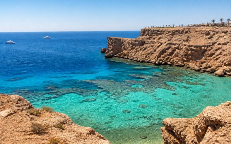Коралловая бухта, скалы и прозрачное море у Рас-Ум-Сид в Шарм-эль-Шейхе