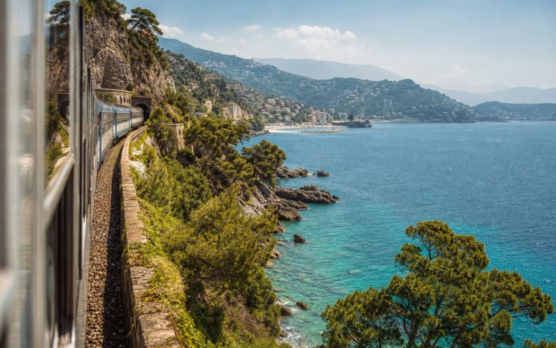 Coastal train over the bays of the Côte d'Azur