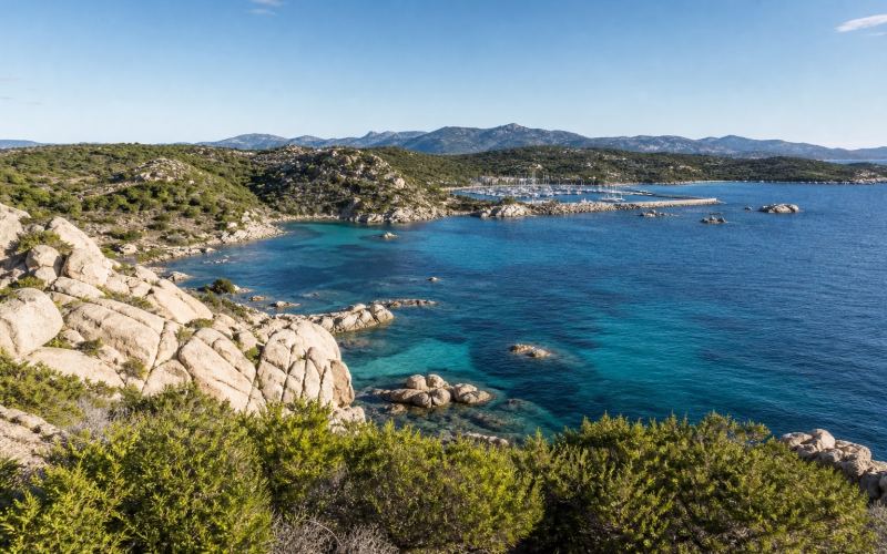 Гранитные скалы и изумрудное море Коста-Смеральды на Сардинии