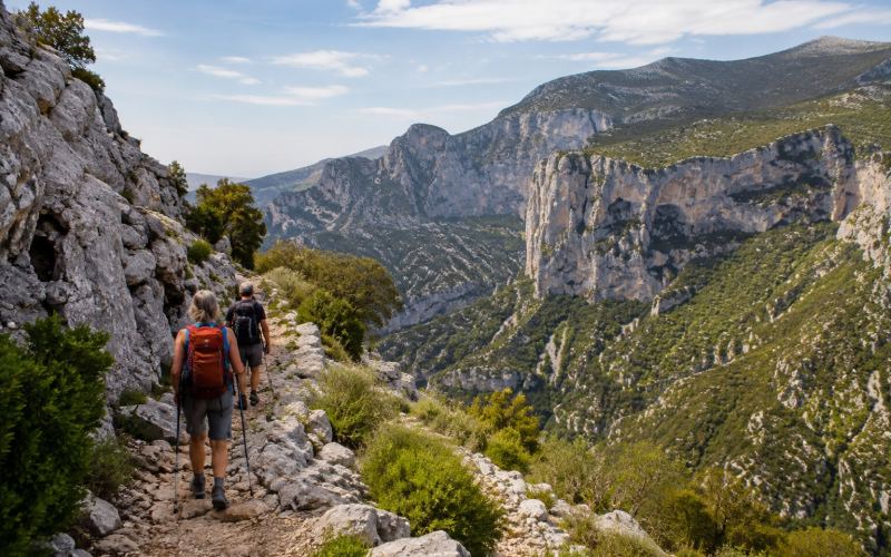 Горная тропа среди известняковых хребтов Супрамонте на Сардинии