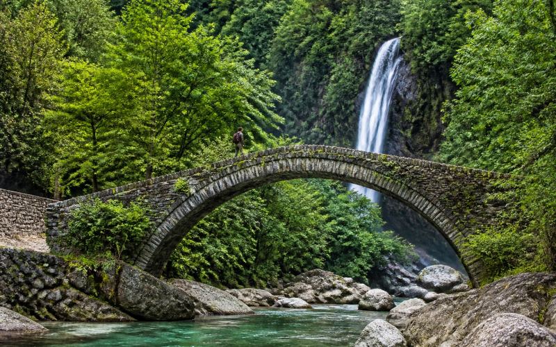 Тоолуу Аджариядагы таш аркалуу көпүрө, дарыя жана шаркыратма