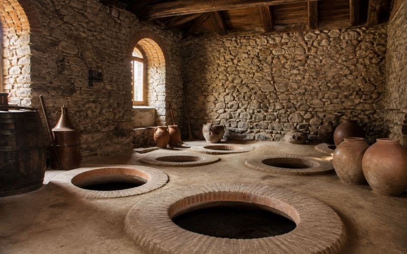 Глиняные квеври в традиционном винном погребе Кахетии