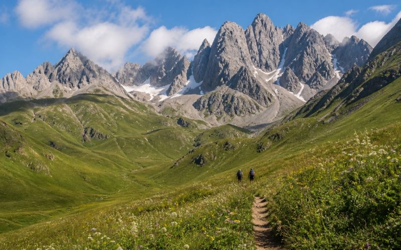 Альпийская долина Джута и скальный массив Чаухи