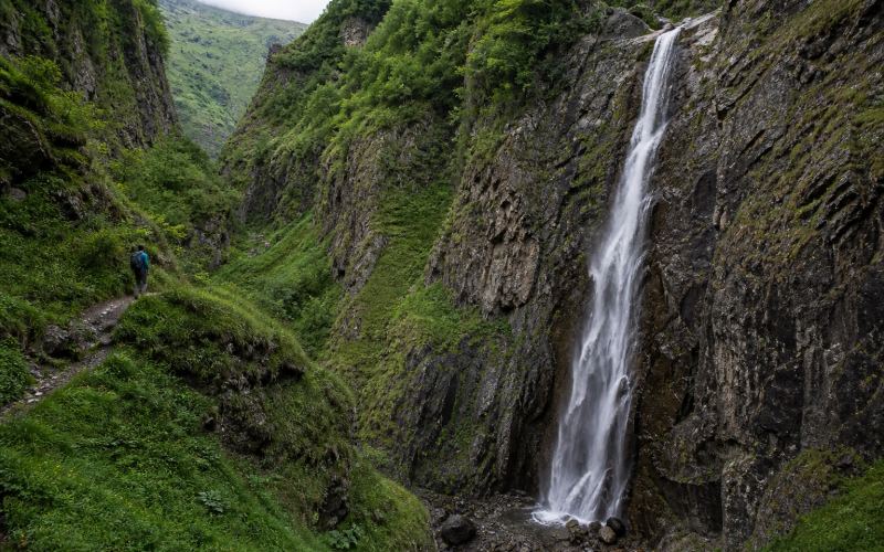Водопад Гвелети в скальном ущелье рядом с Казбеги