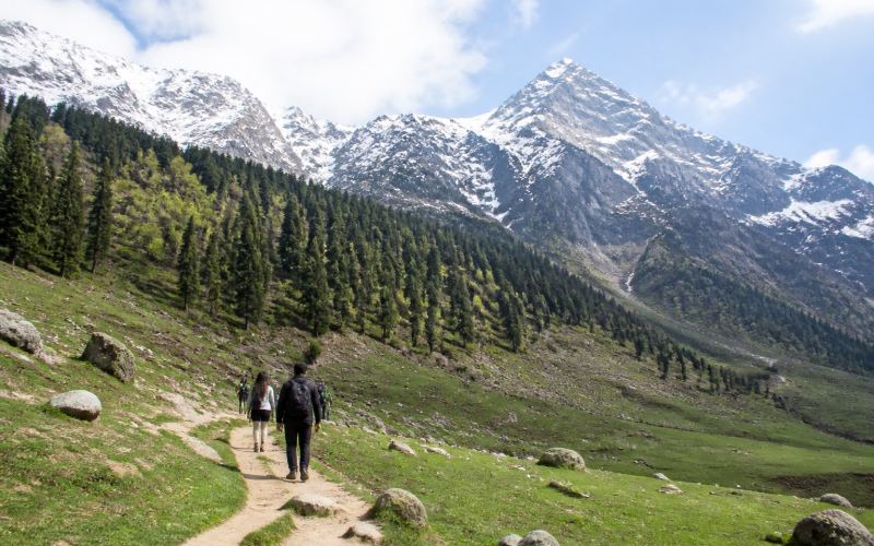 Жөө жүргүнчүлөр кар баскан чокулардын астындагы Соланг альп өрөөнү аркылуу басып өтүшөт