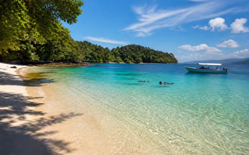 Белый пляж и коралловая лагуна морского парка Тунку Абдул Рахман