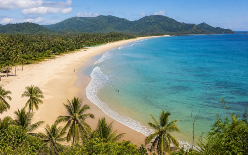 The long sandy beach of Nacpan and the green hills near El Nido