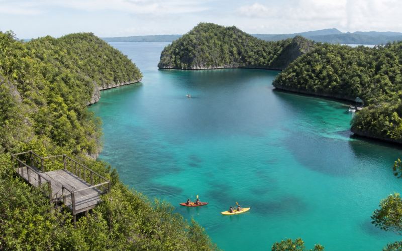 Kayaking in the turquoise Sugba Lagoon among the green islands of Siargao