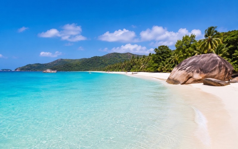 Белый песок и гранитные скалы Anse Lazio