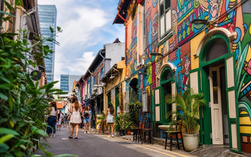 Цветные фасады и муралы Haji Lane