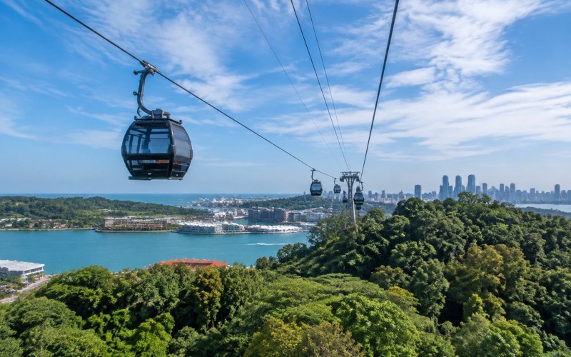 Яркая улица тематического парка Resorts World Sentosa