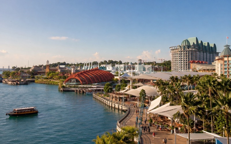 Спокойная бухта, яхты и отели Sentosa Cove на закате