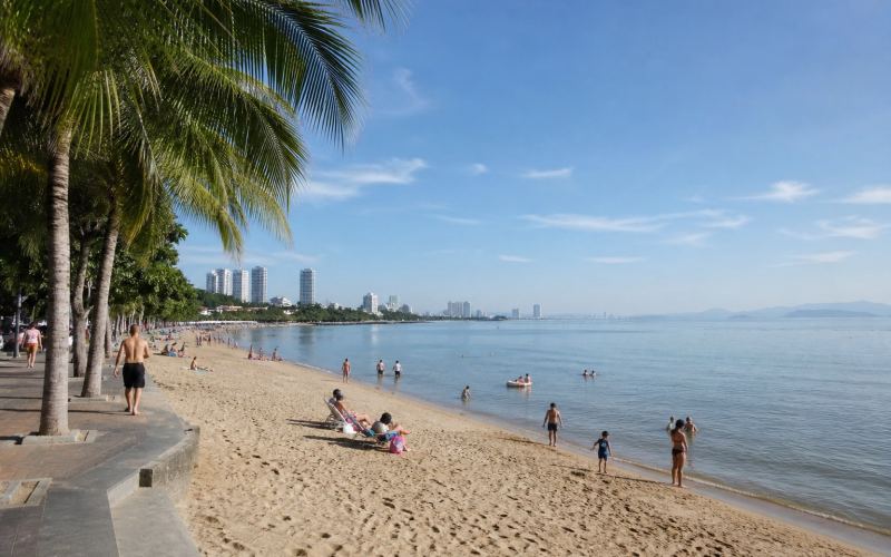 The sandy beach and promenade of Jomtien on the tranquil Gulf of Thailand in Pattaya