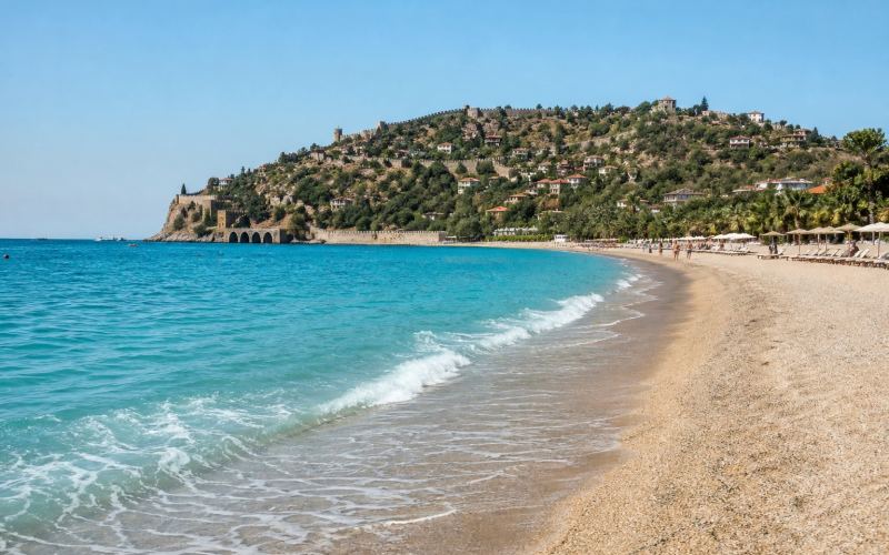 Пляж Клеопатры в Аланье с прозрачной водой и видом на крепость