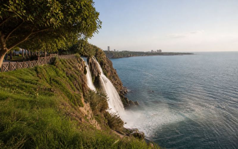 Зеленый парк и морские скалы рядом с водопадом Нижний Дюден в Ларе