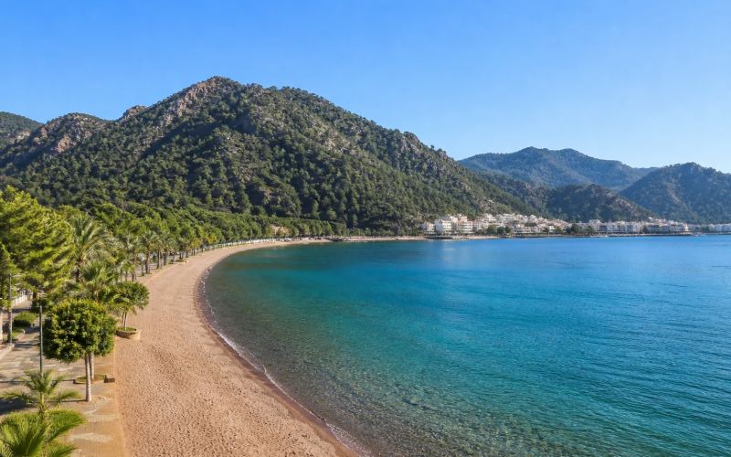 Пляж Ичмелера с бирюзовой водой и сосновыми горами