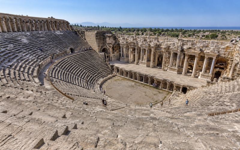 Каменные трибуны и арки античного театра в Сиде