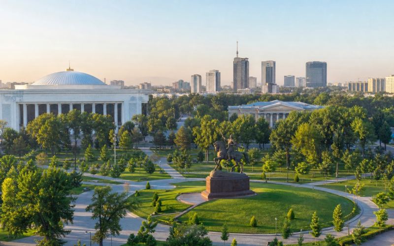 Сквер Амира Темура, зеленые аллеи и современная панорама Ташкента