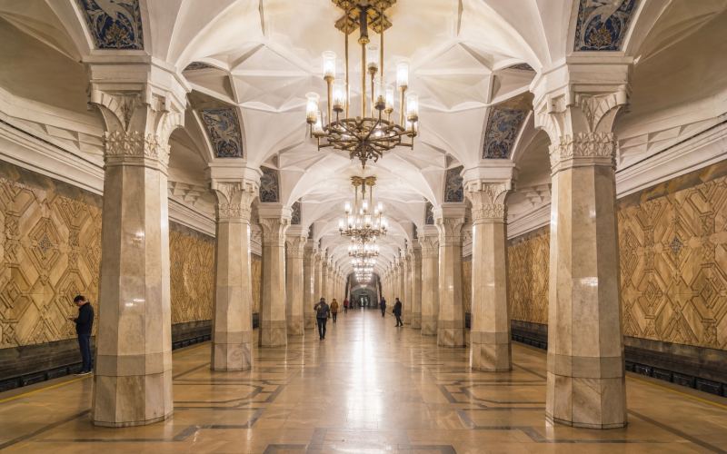 Украшенный мрамором и светильниками зал Ташкентского метрополитена