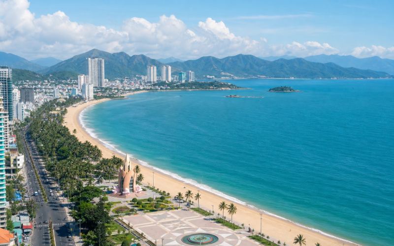 Панорама городского пляжа, бухты и гор Нячанга